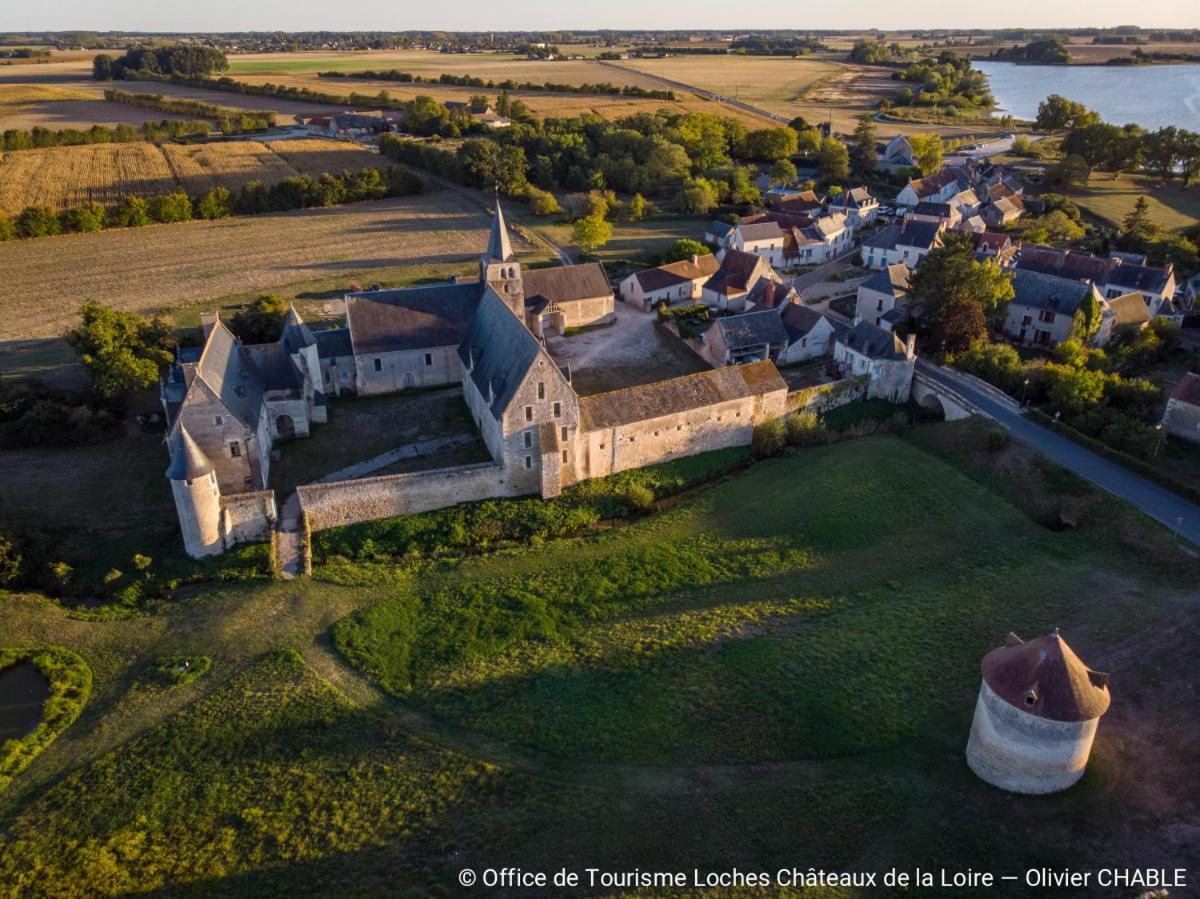 Отель Le Perroquet Bleu La Chapelle-Blanche-Saint-Martin Экстерьер фото